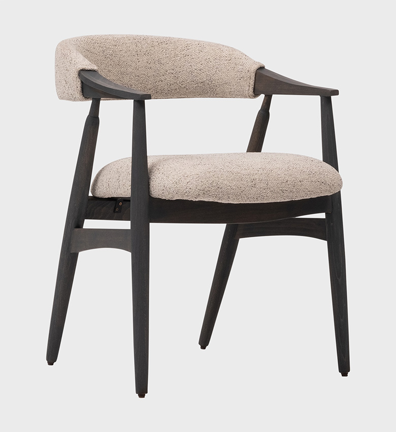 The No Naka Dining Chair captures the essence of mid‑century modern design with its sculptural form and refined simplicity.